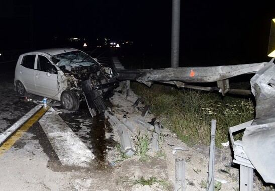 Eskişehir&#039;de otomobil bariyerlere çarptı: 4 yaralı