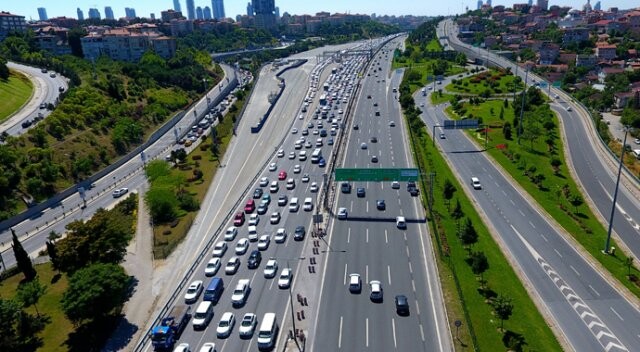 Fatih Sultan Mehmet Köprüsü&#039;ndeki trafik yoğunluğu havadan görüntülendi
