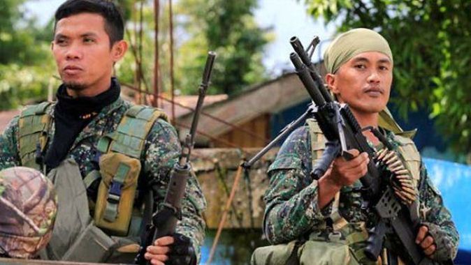 Filipinler&#039;de isyancılar köy bastı