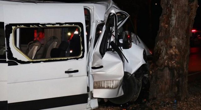 İzmir&#039;de minibüs ağaca çarptı: 4 yaralı