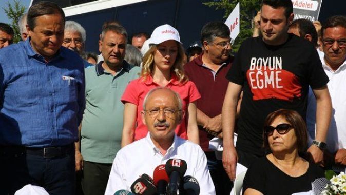 Kılıçdaroğlu&#039;nun oğlu TKP&#039;nin sloganıyla yürüdü