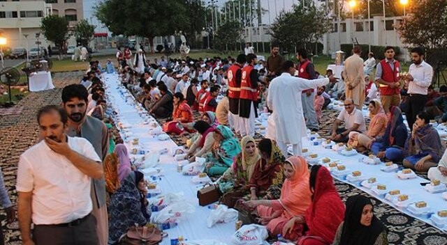 Kızılay&#039;dan Pakistan&#039;da 500 kişilik iftar