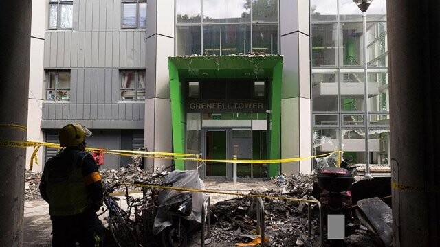 Londra&#039;da yanan 24 katlı binadan fotoğraflar yayımlandı