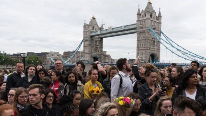 Londra&#039;da binler teröre karşı toplandı
