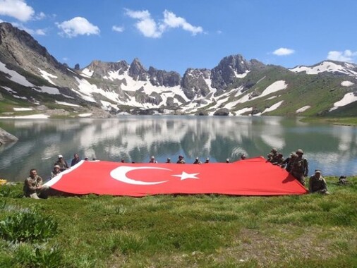 Mehmetçik İkiyaka Dağları&#039;nda dev Türk bayrağı açtı