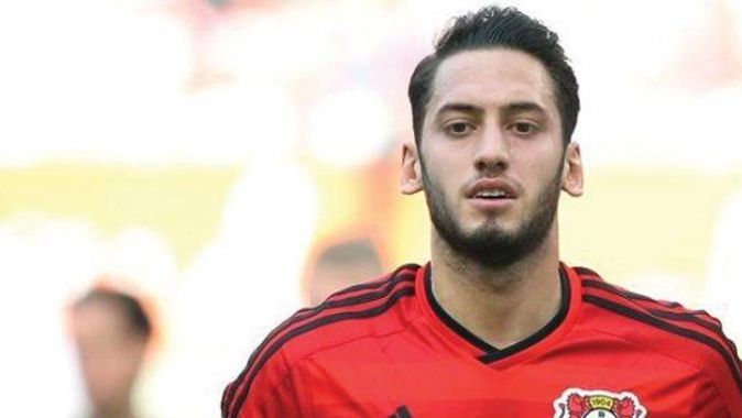 Menajeri açıkladı: Hakan Çalhanoğlu Milan&#039;a transfer oluyor
