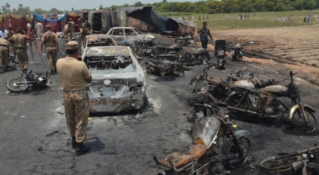 Pakistan&#039;da katliam gibi kaza: Ölü sayısı artıyor