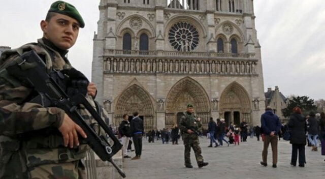 Paris&#039;te silahlı bir saldırgan polisi vurdu