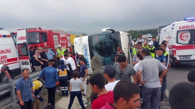 Samsun&#039;da acemi erleri taşıyan otobüs devrildi! 47 yaralı