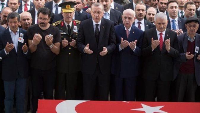 Şehit komutanın tabutunu Erdoğan da omuzladı