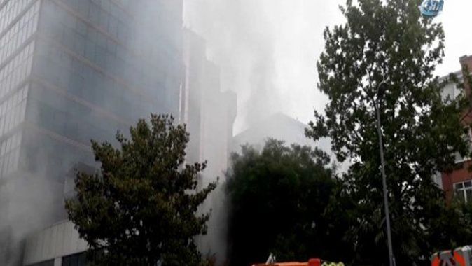 Şişli&#039;de eski Türk Telekom binasında yangın çıktı