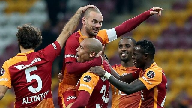 Sneijder, Van der Sar&#039;ı yakaladı