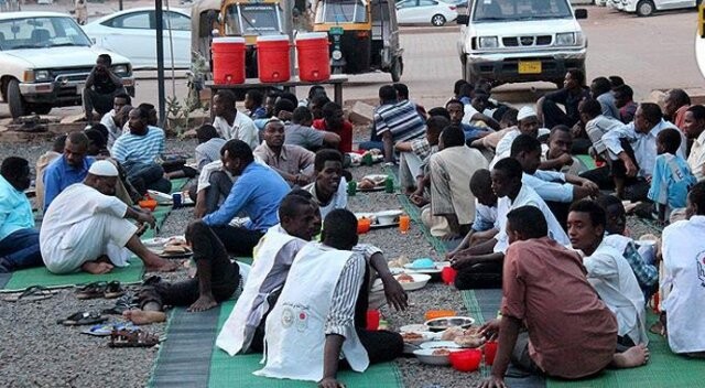 Sudan&#039;da caddeler iftar sofralarıyla donatılıyor