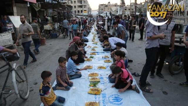 Suriye&#039;de 1 kilometrelik iftar sofrası kuruldu