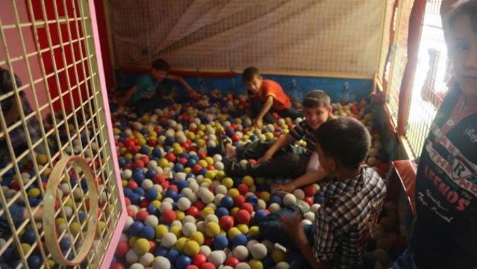Suriyeli çocuklar sevinçlerini yer altındaki lunaparkta yaşıyor