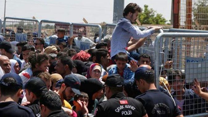 Suriyeliler sınır kapısında izdiham yaşattı