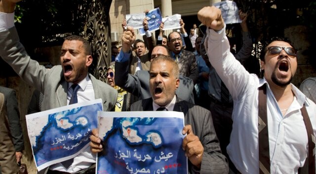 Suudilere devredilecek iki ada Mısırlıları sokağa döktü