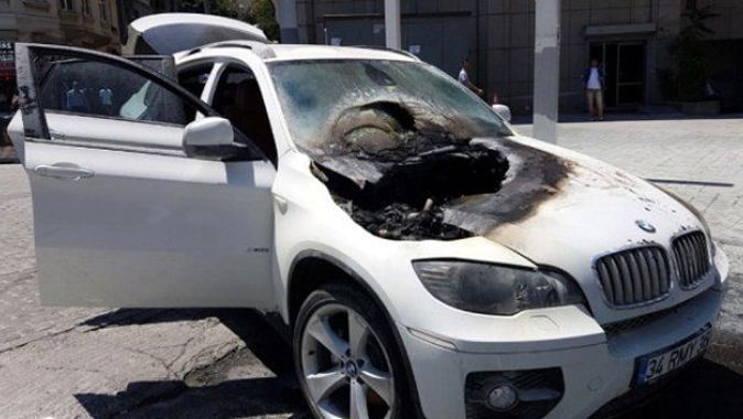 Taksim&#039;de panik! Lüks cip alev alev yandı