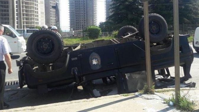 Trabzon&#039;da polis aracı devrildi: 7 polis yaralı