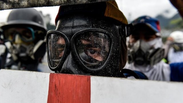 Venezuela&#039;da protestocular hava üssüne girmeye çalıştı