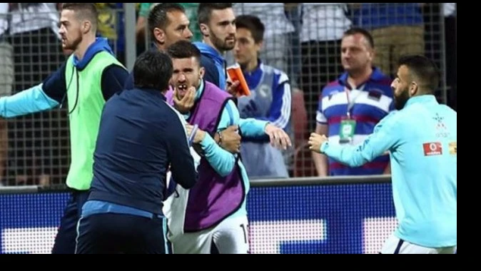 Yunanistan-Bosna maçında futbolcunun dişi kırıldı