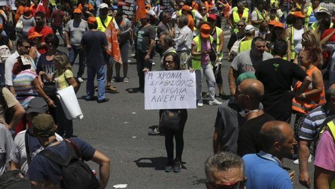 Yunanistan&#039;da temizlik işçileri gösteri yaptı