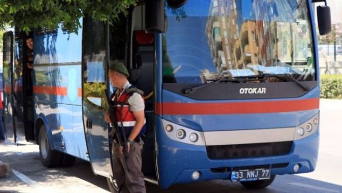 Adana’da cezaevi aracı kaza yaptı