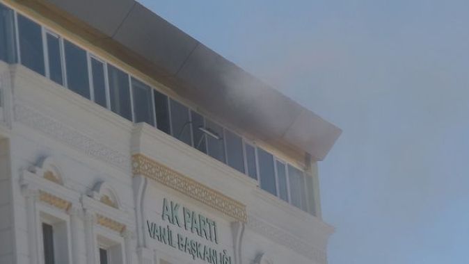 AK Parti binasında korkutan yangın