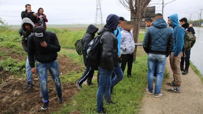 Edirne&#039;de 15 sığınmacı ve kaçak yakalandı