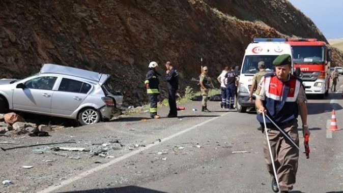 Erzurum&#039;da otomobil ile kamyonet çarpıştı: 3 ölü var