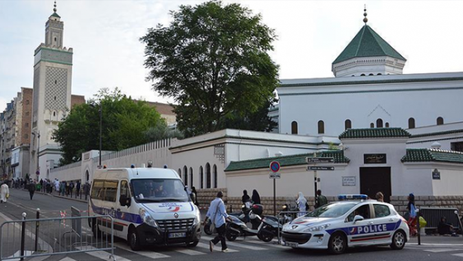 Fransa&#039;da camiye çirkin saldırı