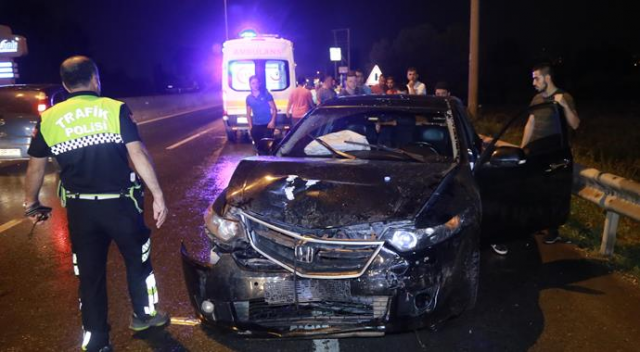 Hafif ticari araçla otomobil çarpıştı: 8 yaralı