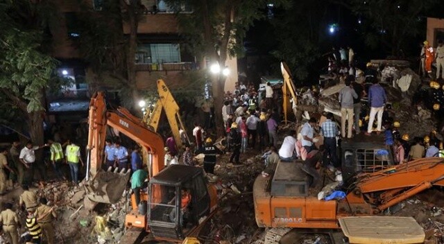 Hindistan&#039;da apartman çöktü: Çok sayıda ölü var