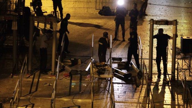 İsrail metal dedektörleri kaldırmaya başladı