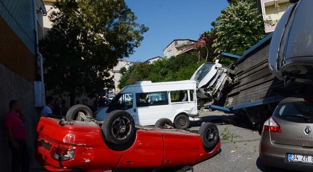 İstanbul&#039;da araç taşıyan tır kaza yaptı, ortalık savaş alanına döndü