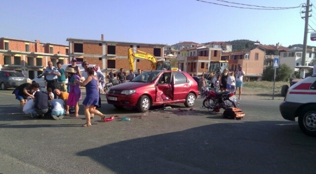 İzmir&#039;de otomobil ile motosiklet çarpıştı, ölü ve yaralılar var