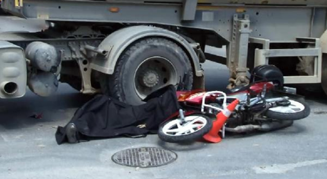 Kadıköy&#039;de hafriyat kamyonu motosikletliyi ezdi