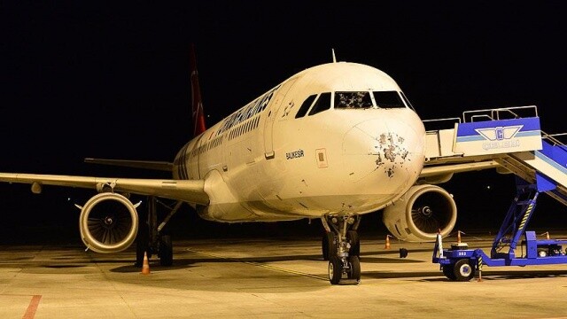 Kokpit camı çatlayan uçak Çanakkale&#039;ye acil iniş yaptı