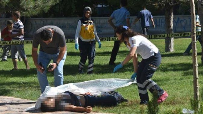 Konya&#039;da bir kişi çocuğuyla gittiği parkta çıkan kavganın ardından bıçaklandı