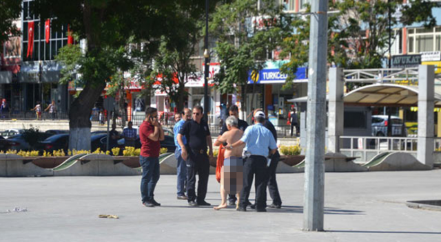 Malatya&#039;da elektrik faturası görünce, valilik önünde eylem yaptı