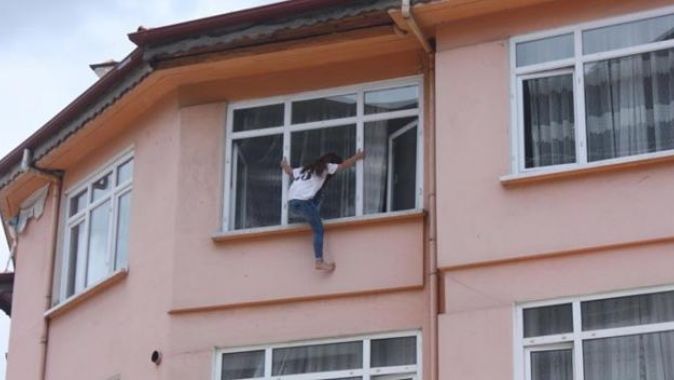 Pencereye çıkan genç kız intihara kalkıştı