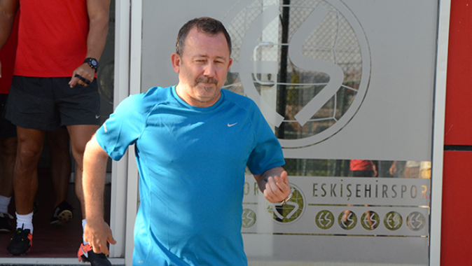 Sergen Yalçın, Eskişehirspor&#039;un başında ilk antrenmanına çıktı