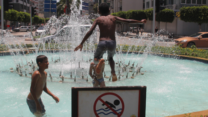 Sıcaklar bunaltınca vatandaşlar suya akın etti