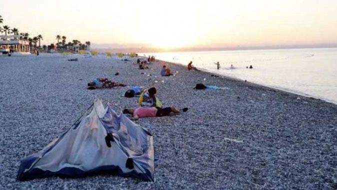 Sıcaktan bunalan tatilciler sahile indi