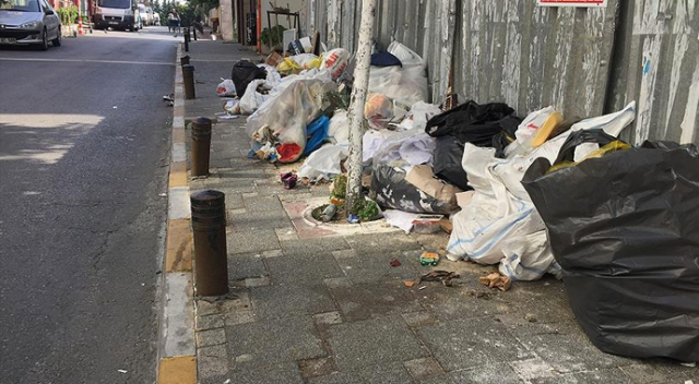 Şişli Belediyesi önündeki eylem nedeniyle çöpler sokaklarda kaldı