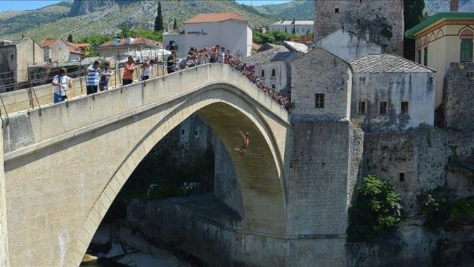 Srebrenitsa şehitleri için Mostar&#039;dan &#039;sessiz atlayış&#039;