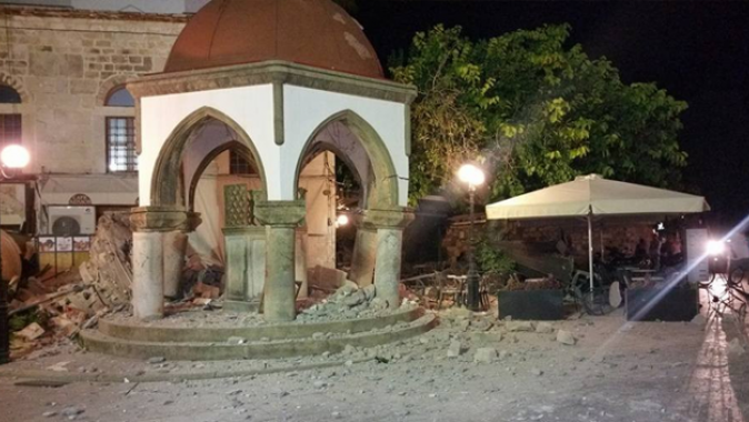 Tarihî cami depremde büyük hasar aldı