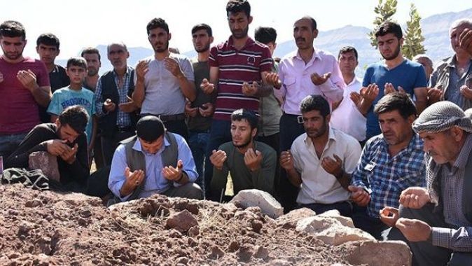 Teröristler tarafından öldürülen çobanın cenazesi toprağa verildi