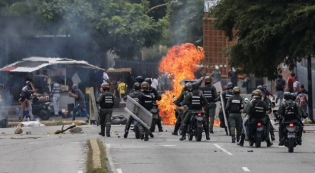Ülkenin yüzde 85&#039;i ayaklandı! Venezuela yanıyor
