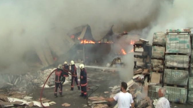 Ümraniye&#039;de yapı marketin deposu alev alev yandı